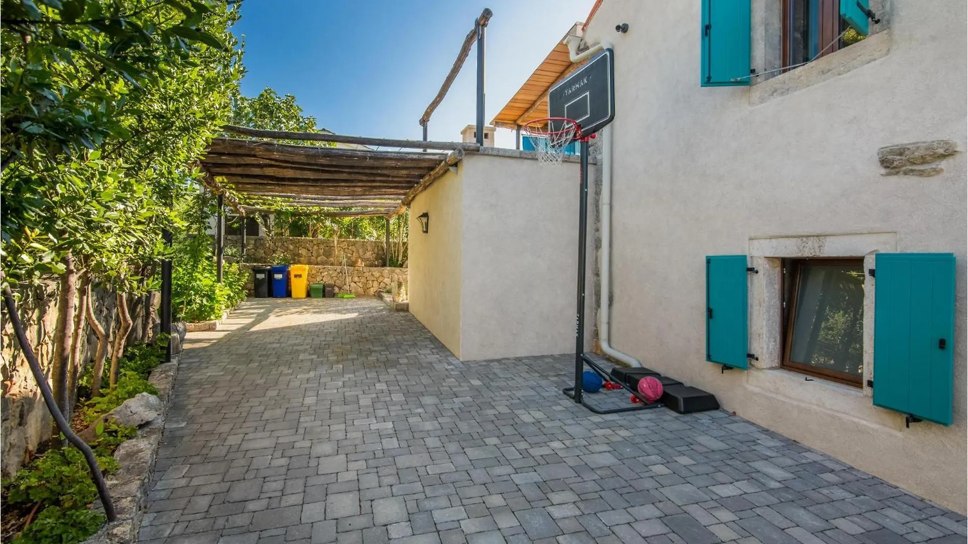 Awesome Home In Kornic With Kitchen كرواتيا